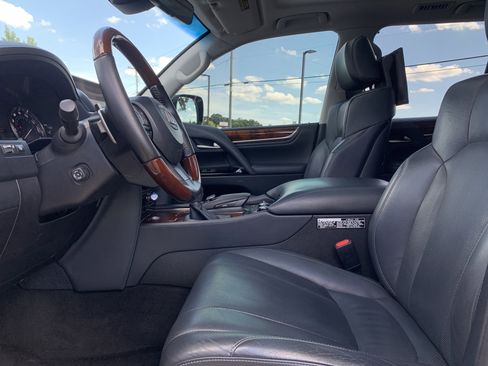 Used 2019 Lexus LX 570 4WD w/ Luxury Package image 16