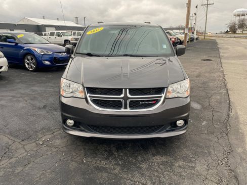 Used 2018 Dodge Grand Caravan SXT image 2