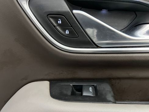 Used 2021 Chevrolet Suburban Z71 w/ Z71 Off-Road Package image 21