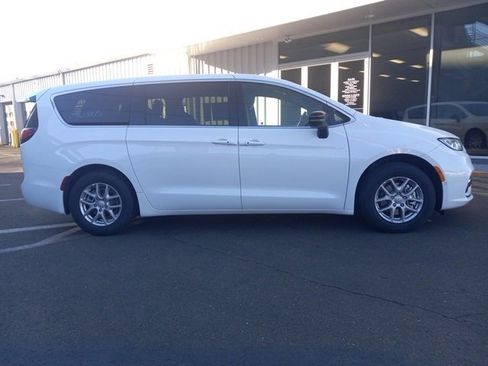 New 2026 Chrysler Pacifica Select image 20