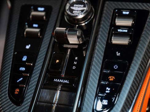 Used 2025 Aston Martin V8 Vantage Coupe image 29