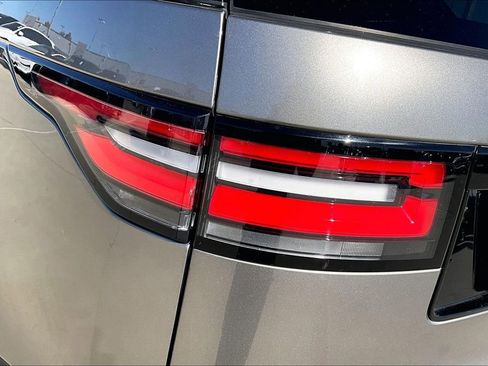 Used 2020 Land Rover Discovery Landmark image 41