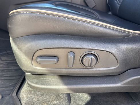 Used 2022 Chevrolet Traverse Premier w/ Redline Edition image 10