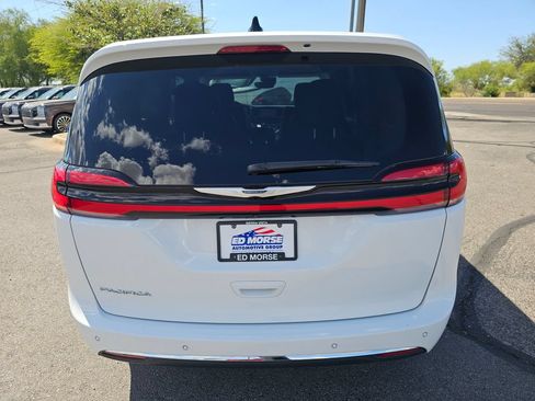 Used 2023 Chrysler Pacifica Touring-L FWD image 4