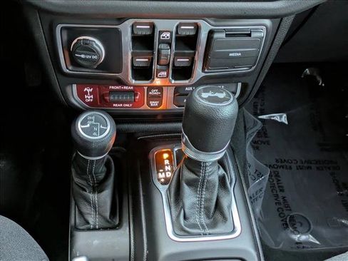 Used 2024 Jeep Wrangler Unlimited Rubicon w/ Technology Group AWD/4WD image 16