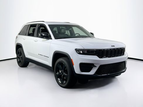 Used 2023 Jeep Grand Cherokee Altitude image 3