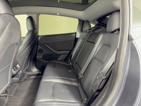 Used 2022 Tesla Model Y Long Range AWD/4WD image 25