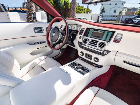 Used 2017 Rolls-Royce Dawn image 8