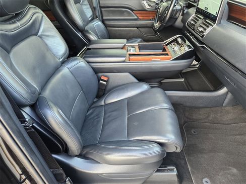 Used 2023 Lincoln Navigator Reserve image 12