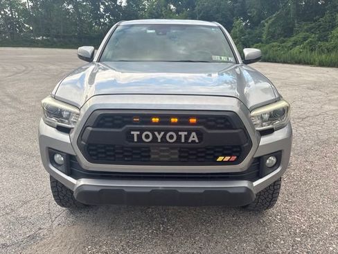 Used 2018 Toyota Tacoma TRD Off-Road w/ Technology Package AWD/4WD image 10