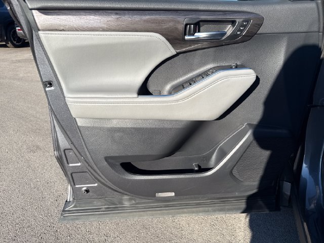 Used 2022 Toyota Highlander Platinum AWD/4WD image 12
