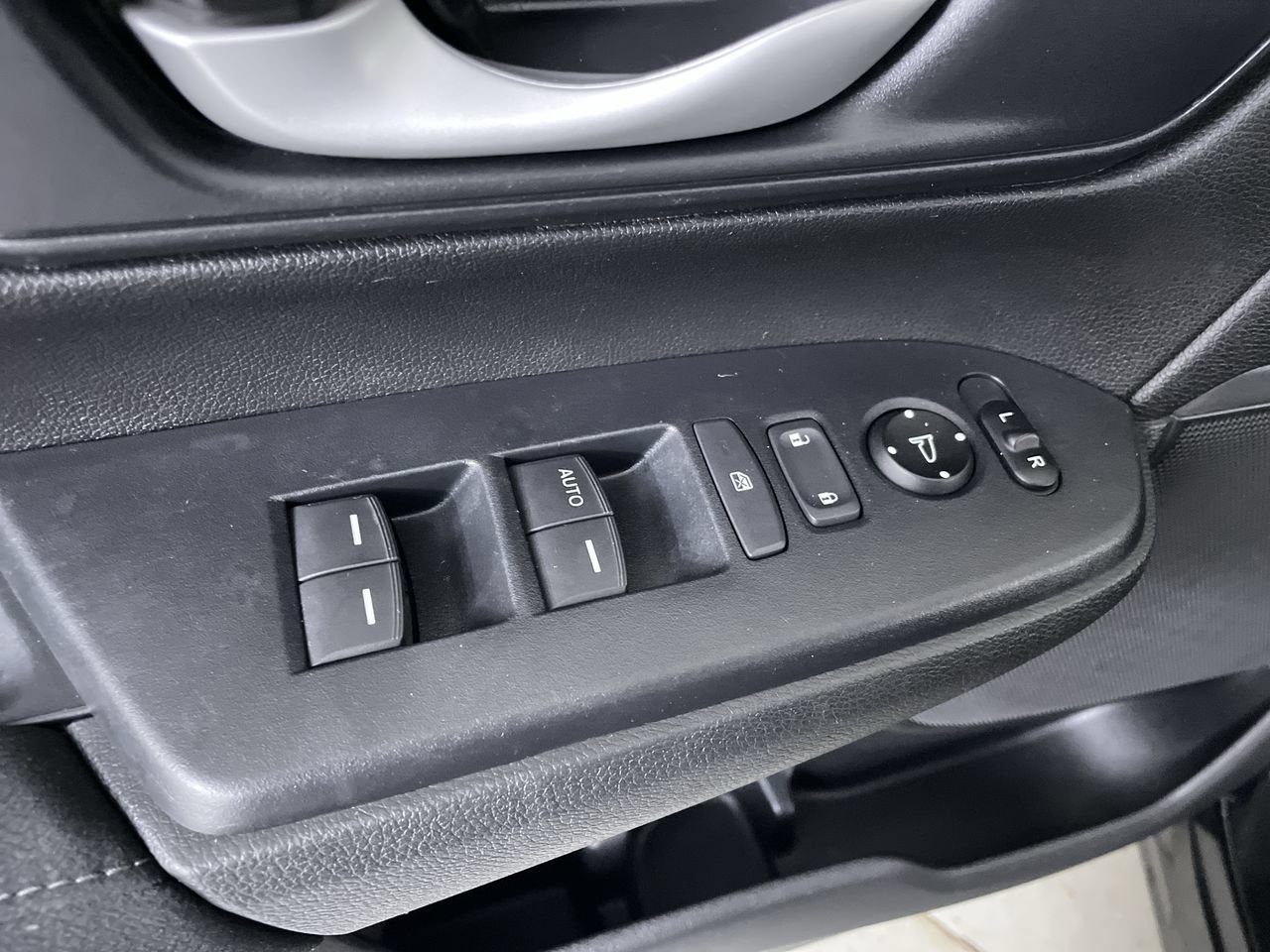 Used 2018 Honda CR-V LX image 12