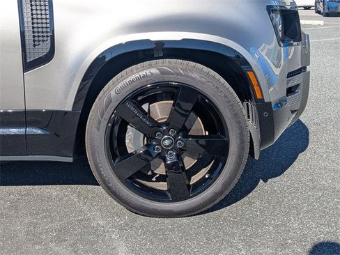 Used 2024 Land Rover Defender 110 X-Dynamic SE image 11