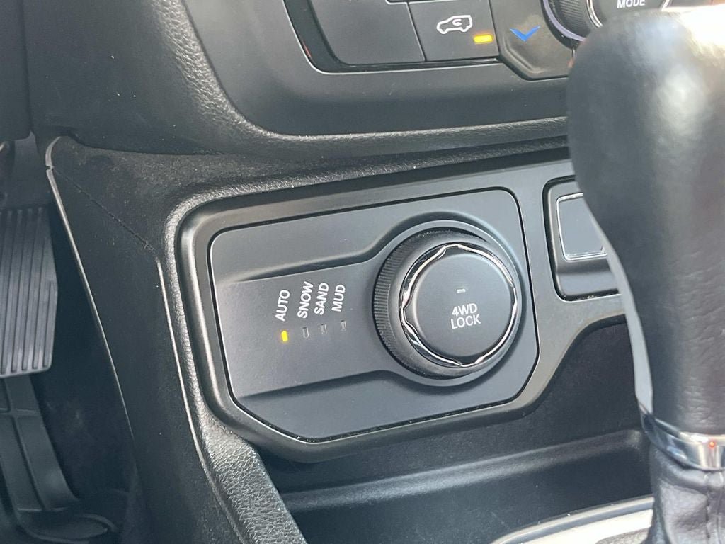 Used 2023 Jeep Renegade Latitude AWD/4WD image 14