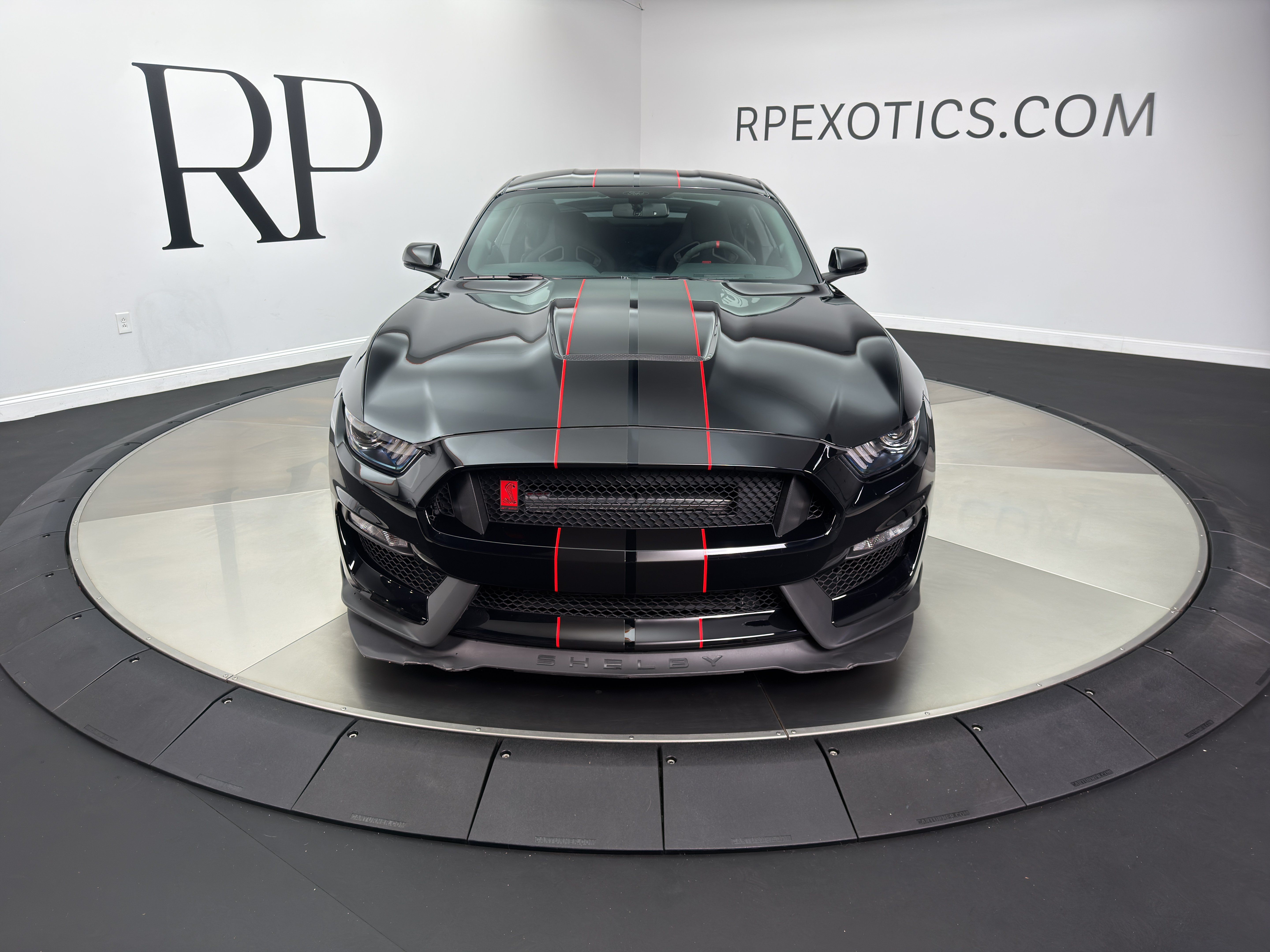 Used 2019 Ford Mustang Shelby GT350R w/ GT350R Equipment Group 920A RWD image 2