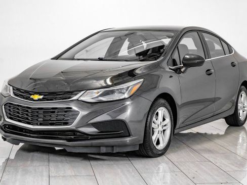 Used 2017 Chevrolet Cruze LT w/ Convenience Package image 4