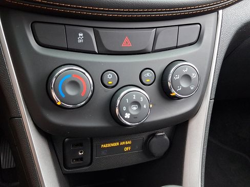 Used 2019 Chevrolet Trax LT w/ LT Convenience Package AWD/4WD image 22