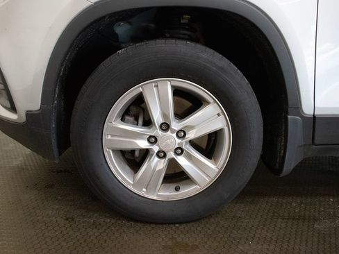 Used 2017 Chevrolet Trax LT w/ LT Convenience Package AWD/4WD image 9