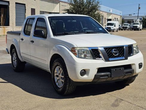 Used 2014 Nissan Frontier SV image 1