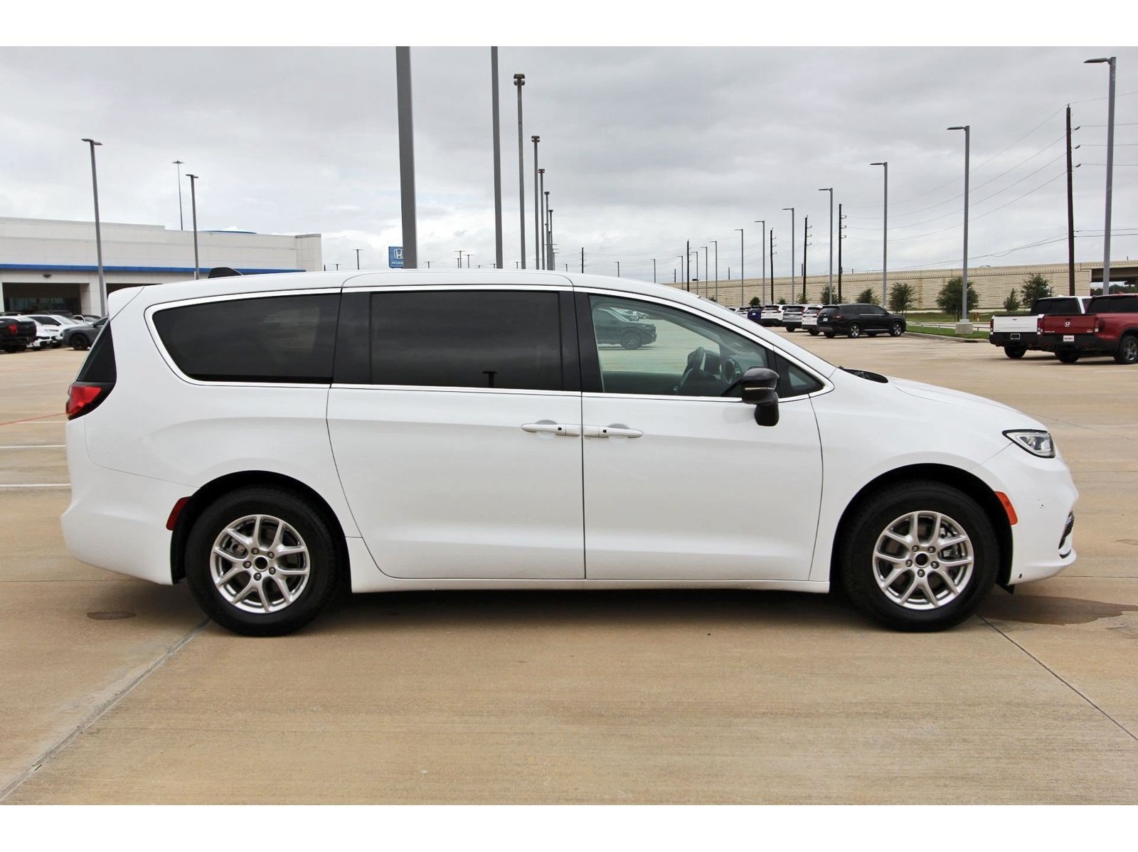 Used 2024 Chrysler Pacifica Touring-L FWD image 8