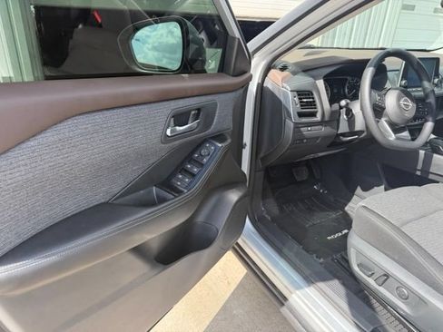 Used 2023 Nissan Rogue SV AWD/4WD image 15