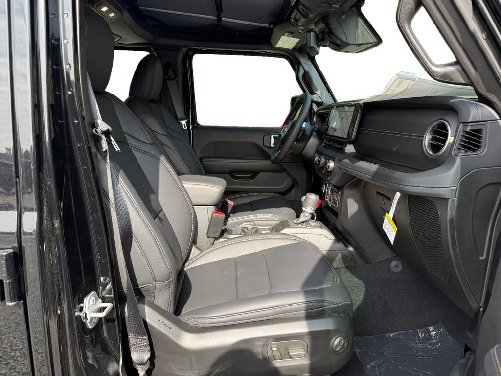 New 2025 Jeep Wrangler Unlimited Sahara AWD/4WD image 15