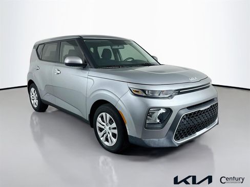 Certified 2022 Kia Soul LX FWD image 3