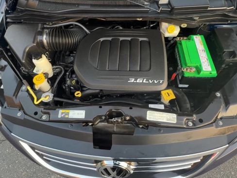 Used 2014 Volkswagen Routan SE image 4