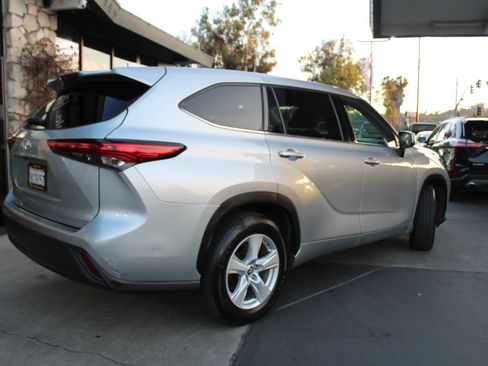 Used 2021 Toyota Highlander L FWD image 5