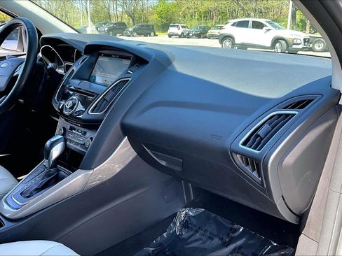 Used 2017 Ford Focus Titanium FWD image 19