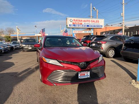 Used 2020 Toyota Camry XLE image 3