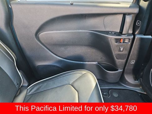 Used 2025 Chrysler Pacifica Limited FWD image 36
