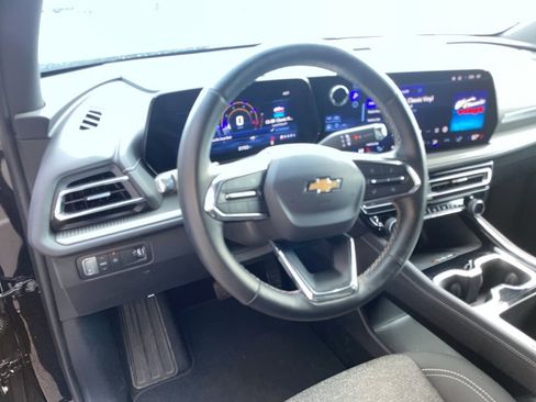 Used 2025 Chevrolet Traverse LT image 19