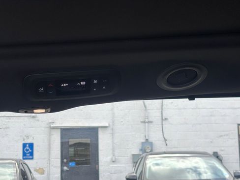 Used 2025 Chrysler Pacifica Limited image 25