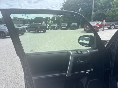 Used 2017 Toyota 4Runner Limited AWD/4WD image 33