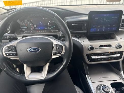 Used 2021 Ford Explorer XLT w/ Equipment Group 202A AWD/4WD image 10