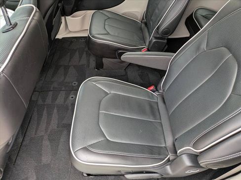 Used 2024 Chrysler Pacifica Limited FWD image 18