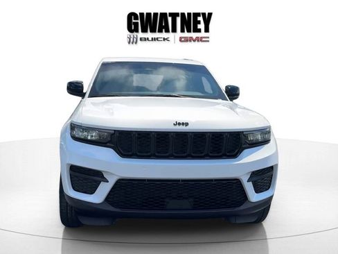 Used 2024 Jeep Grand Cherokee Altitude AWD/4WD image 2