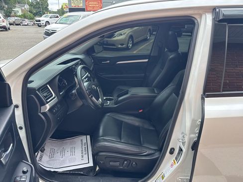 Used 2018 Toyota Highlander XLE AWD/4WD image 16