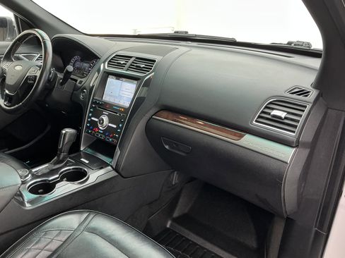 Used 2017 Ford Explorer Platinum image 24