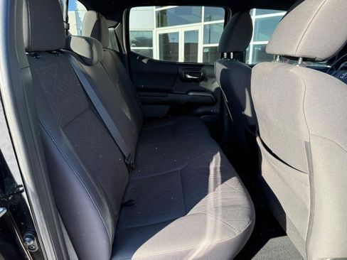 Used 2016 Toyota Tacoma TRD Sport image 12