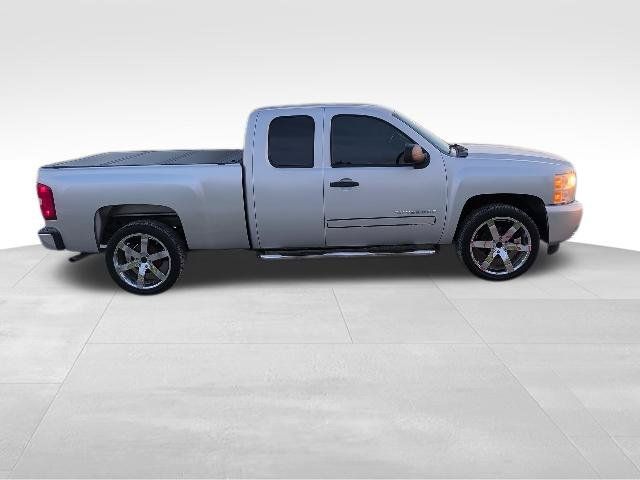 Used 2011 Chevrolet Silverado 1500 LT w/ All-Star Edition RWD image 2