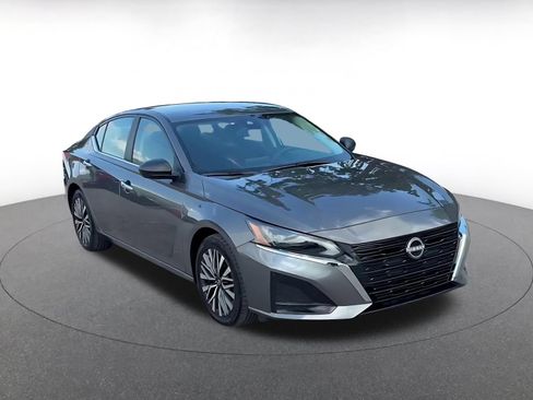 Used 2025 Nissan Altima 2.5 SV FWD image 3