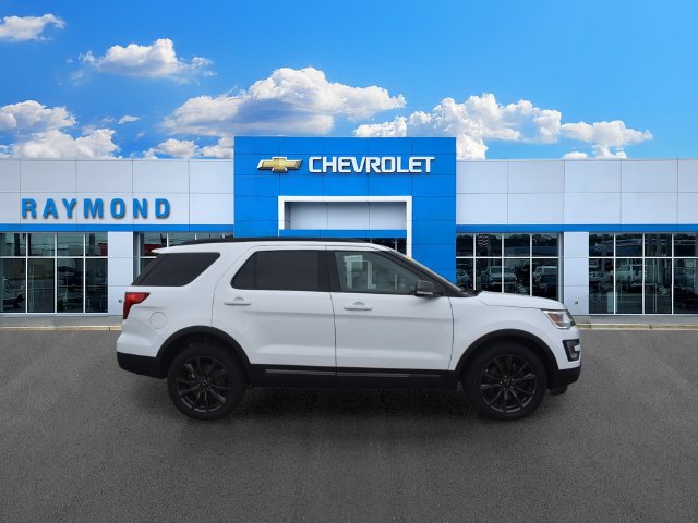 Used 2017 Ford Explorer XLT w/ Equipment Group 202A AWD/4WD image 2