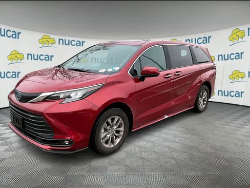 Certified 2025 Toyota Sienna XLE image 2