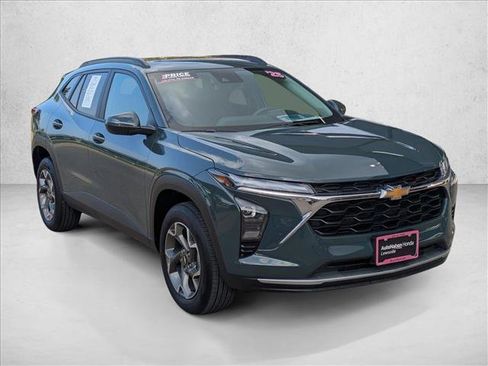 Used 2025 Chevrolet Trax LT FWD image 3