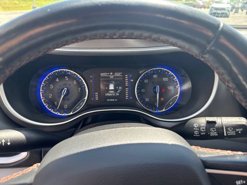 Used 2020 Chrysler Pacifica Touring-L FWD image 16