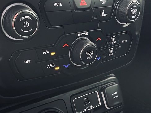 Used 2023 Jeep Renegade Latitude image 17