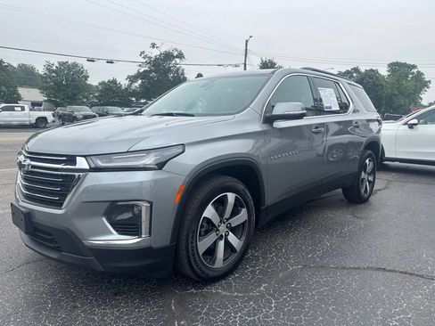 Used 2023 Chevrolet Traverse LT w/ LT Premium Package AWD/4WD image 3