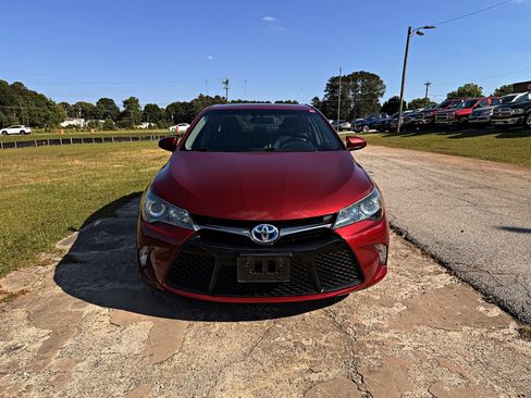Used 2015 Toyota Camry SE w/ Moonroof Package FWD image 2